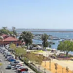 Lady Delmar Marina By Junto Ao Mar
